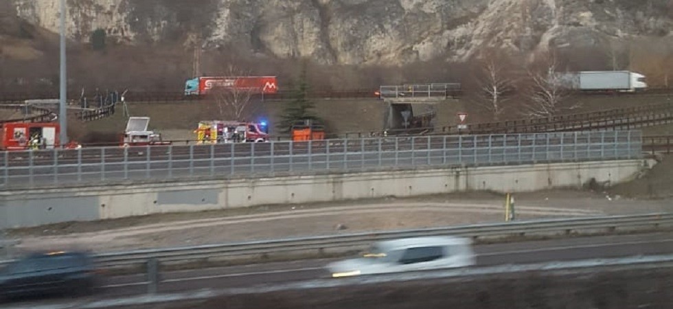 A22, un camion perde un fusto di acido, in tangenziale incidente fra due mezzi pesanti e un’auto: gravi disagi alla viabilità